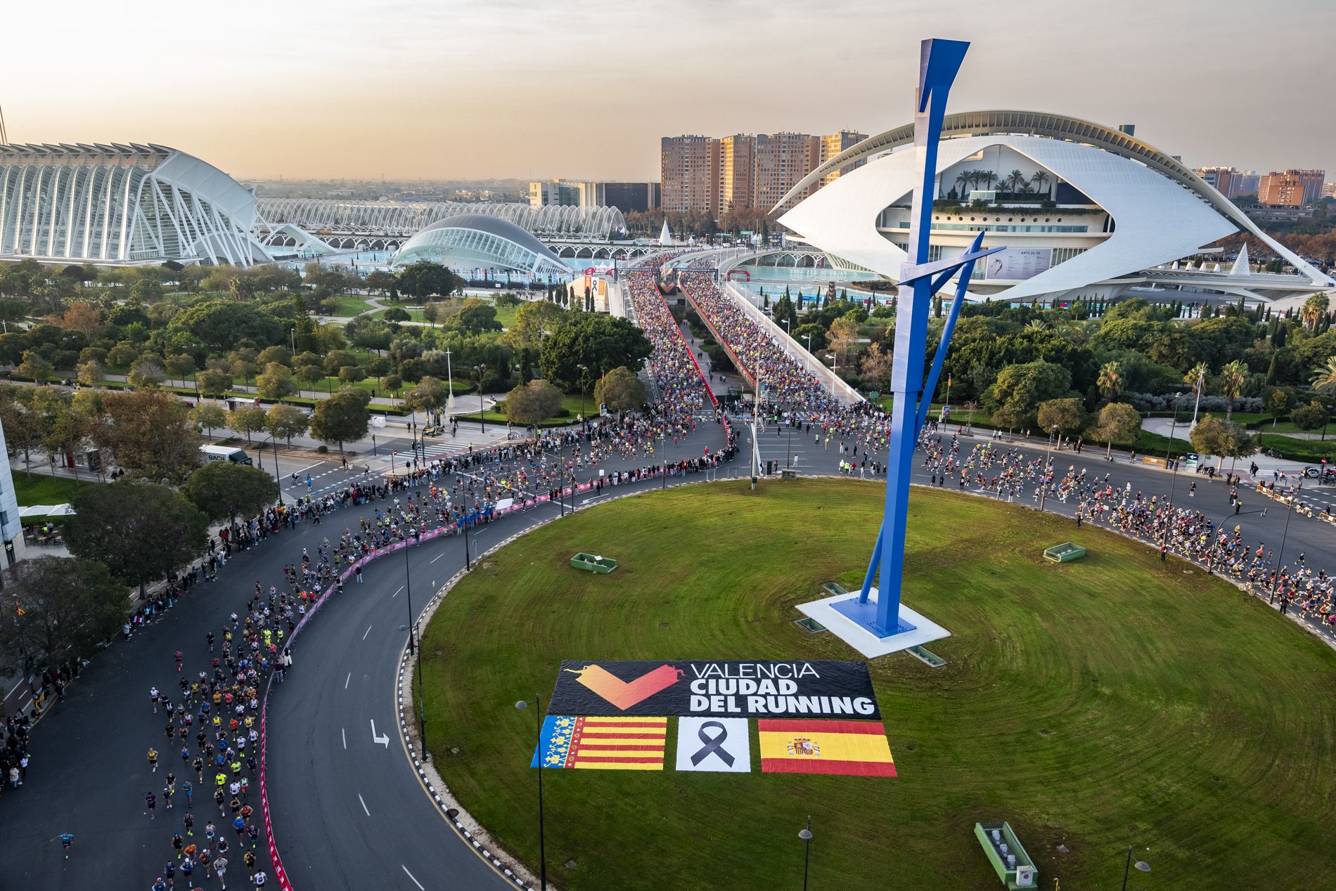 La icónica salida del Maratón Valencia Trinidad Alfonso Zurich es el objeto de deseo de miles de corredores de todo el mundo. La icónica salida del Maratón Valencia Trinidad Alfonso Zurich es el objeto de deseo de miles de corredores de todo el mundo.