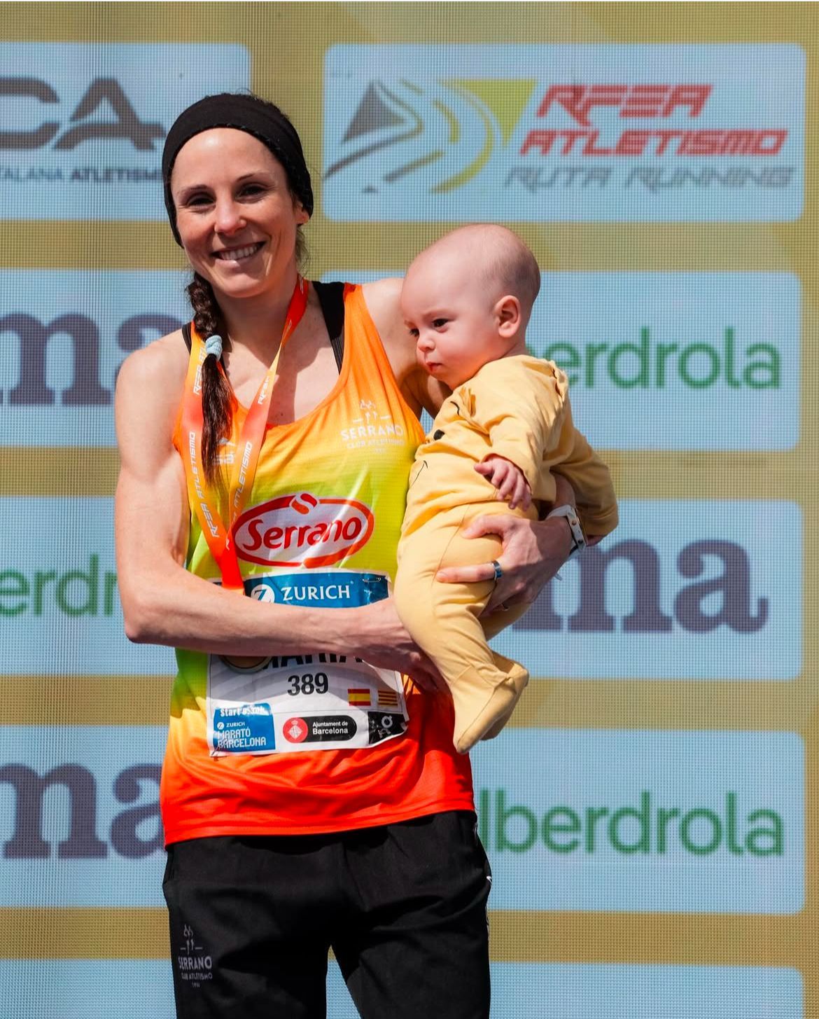 María Lázaro con su hijo Aritz en el podio del Campeonato de España de Maratón. CÁRNICAS SERRANO María Lázaro con su hijo Aritz en el podio del Campeonato de España de Maratón. CÁRNICAS SERRANO